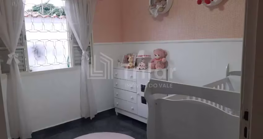 Para investidores ou moradores: terreno com 3 casas e vaga de garagem para todas.
