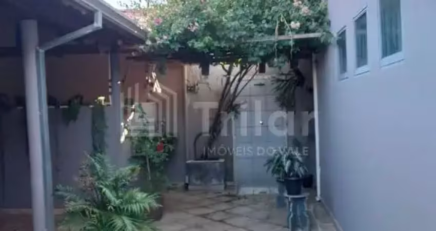 Ótimo sobrado com edícula no bosque dos eucalíptos.