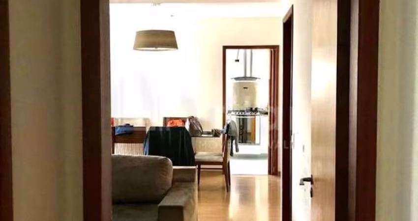 Apartamento no Jardim América, 02 dormitórios, com sala ampliada.