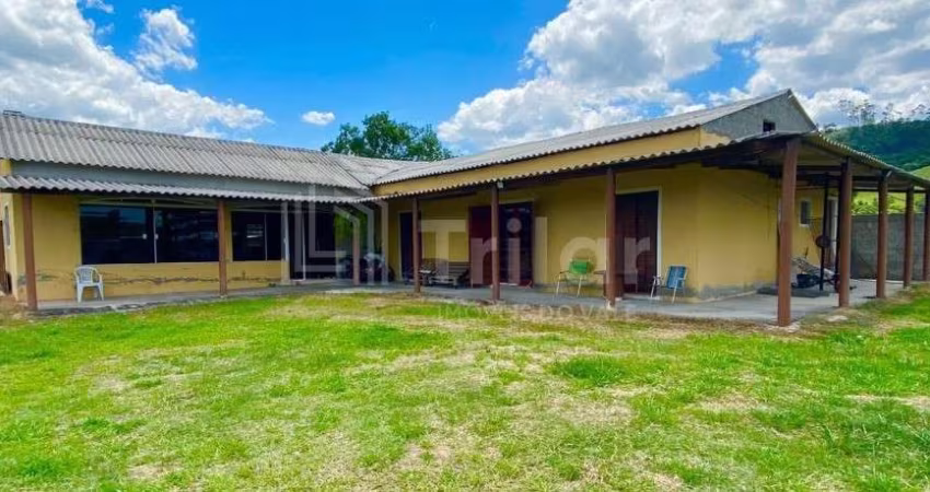 VENDA OPORTUNIDADE - CONFORTÁVEL CHÁCARA C/PISCINA, FORNO/FOGÃO A LENHA - JACAREÍ A POUCOS MINUTOS DO CENTRO C/VIZINHANÇA PRÓXIMA E PORTEIRA.