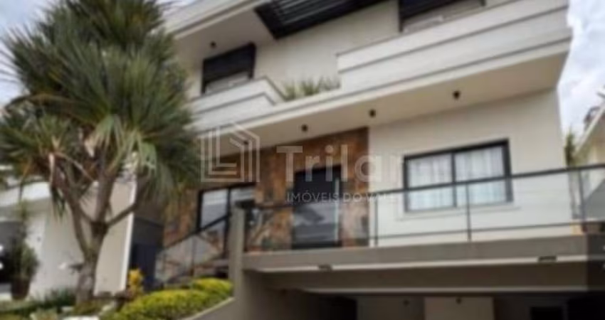 Maravilhoso sobrado em condomínio fechado com 4 suítes e lazer com piscina e ofurô .