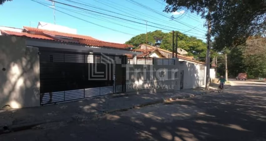 Imperdível casa à venda em São José dos Campos-SP, Jardim Satélite: 3 quartos, 1 suíte, 2 salas, 3 banheiros, 4 vagas, 153,50m²!