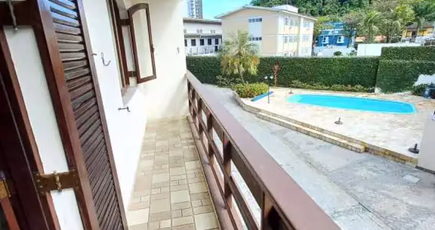 Apartamento alto padrão, 3 dormitórios sendo 1 suíte, lazer no condomínio, lado praia da  enseada-guarujá/sp
