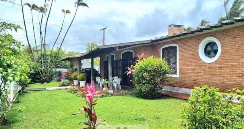 Casa alto padrão, 5 dormitórios sendo 2 suíte, lazer completo, à 60 metros do mar em região nobre na praia da ENSEADA-Guarujá/SP.