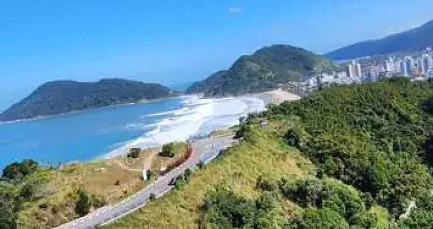 Apartamento alto padrão com acesso a sacada gourmet, 3 suítes climatizadas, lazer completo no condomínio - astúrias -guarujá/sp.