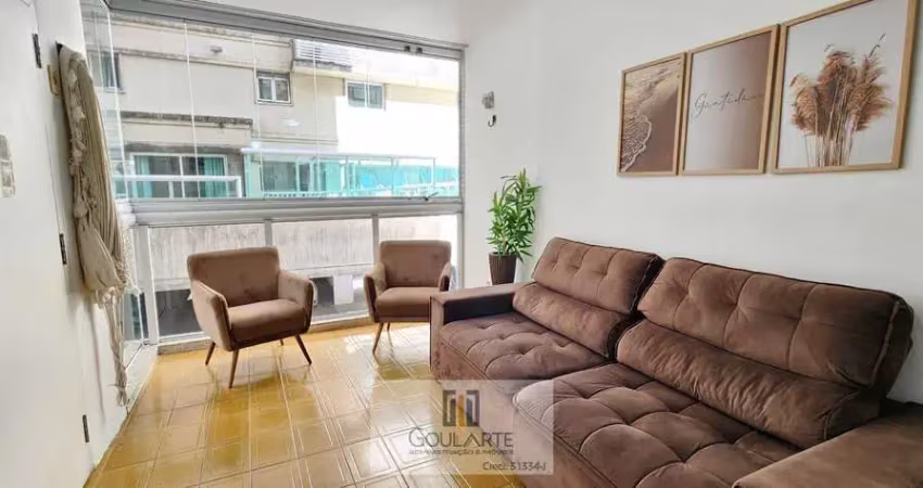 Apartamento com janelão na sala, 2 dormitórios sendo 1 suíte climatizada, à menos de 100m do mar na praia da pitangueiras-guarujá/sp.