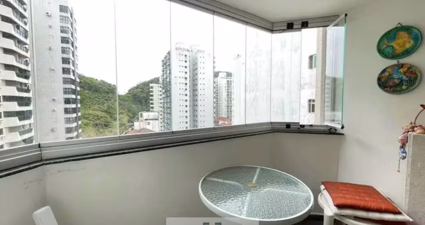 Apartamento com 2 dormitórios sendo 1 suíte, lazer no condomínio á menos de 150 metros da praia das pitangueiras-guarujá/sp.