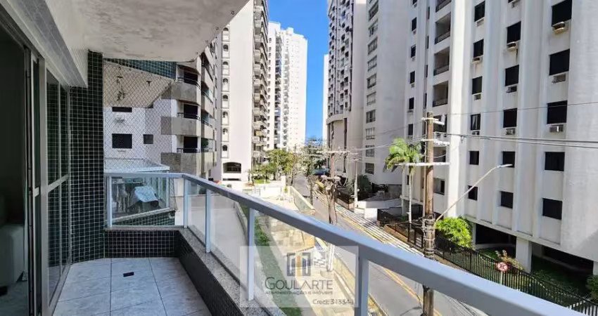Apartamento com acesso a sacada, 3 dormitórios sendo 1 suíte, à menos de 150 metros das praias enseada/pitangueiras - guarujá/sp.