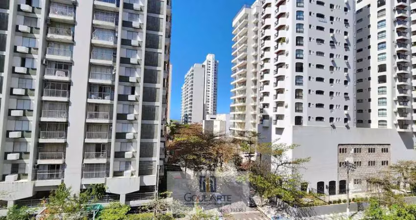 Apartamento com sacada conjugada vista parcial do mar, 3 dormitórios climatizados sendo 2 suítes, á 300 metros do mar em pitangueiras - guarujá/sp.