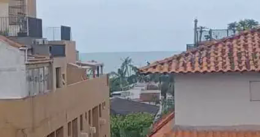 Cobertura alto padrão com sacada gourmet e vista parcial do mar, com lazer no condomínio e 2 dormitórios sendo 1 suíte, lado praia da enseada - guarujá/sp.