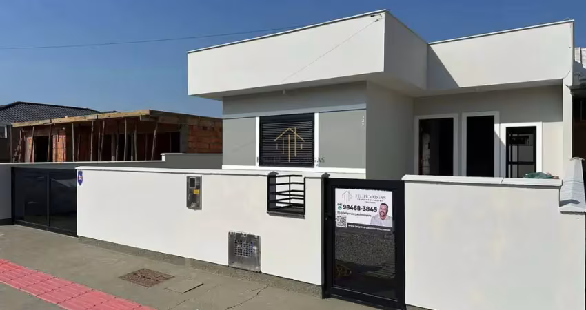 Casa térrea de 3 dormitórios com suíte sozinha no terreno