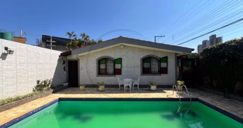 Casa à venda em Atibaia-SP no Jardim Suíça: 3 quartos, 1 suíte, 3 banheiros, 2 vagas de garagem, 200m² de área. Venha conferir!
