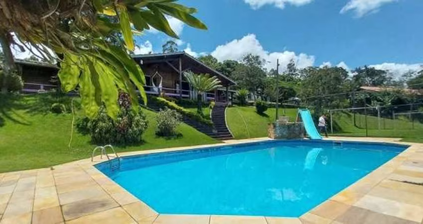 Chácara de Luxo no Condomínio Recanto dos Pássaros em Piracaia-SP: 7 quartos, 2 suítes, 4 banheiros, 6 vagas, 580m².