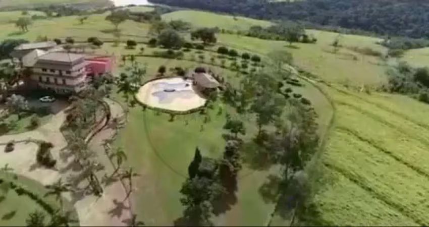 Fazenda referência exclusiva com represa e gados de elite