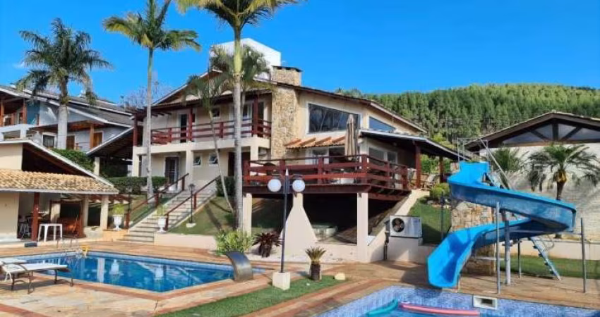 Linda Casa à Venda em Condomínio Beira Represa Piracaia