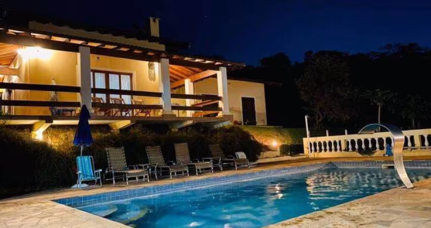 Chácara de luxo em condomínio no Batatuba, Piracaia-SP: 4 quartos, 2 suítes, 3 banheiros, 4 vagas, 520m². Venha conferir!