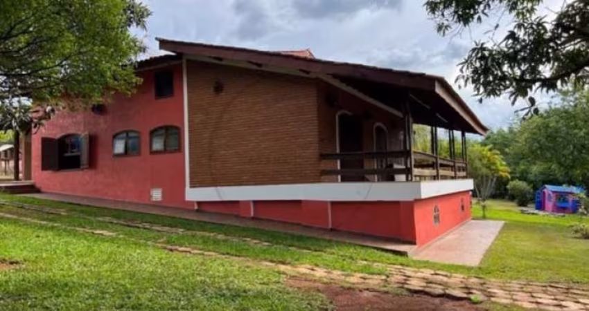 Chácara à venda em Bragança Paulista-SP: 4 quartos, 1 suíte, 3 salas, 5 banheiros, 10 vagas de garagem, 300m² de área. Venha conferir!