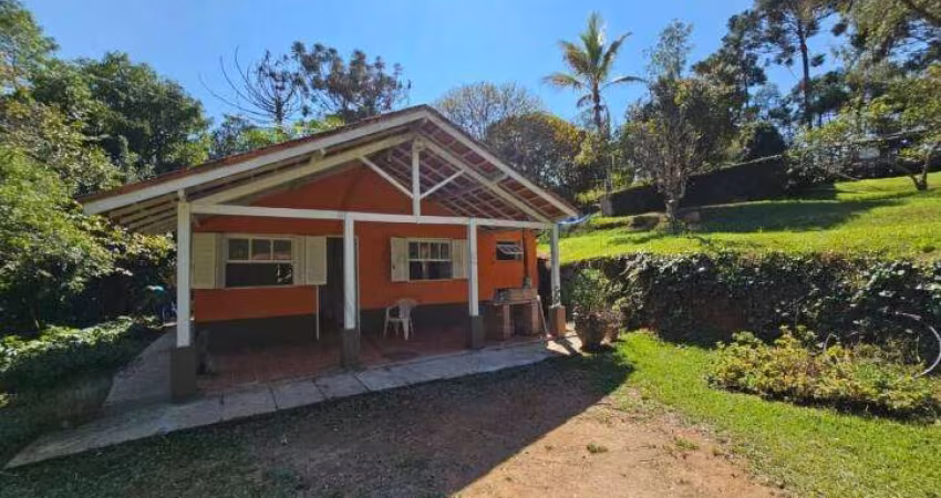 Chácara à venda em Piracaia-SP, Bairro Batatuba: 3 quartos, 1 suíte, 1 sala, 3 banheiros, 6 vagas de garagem, 160m²!