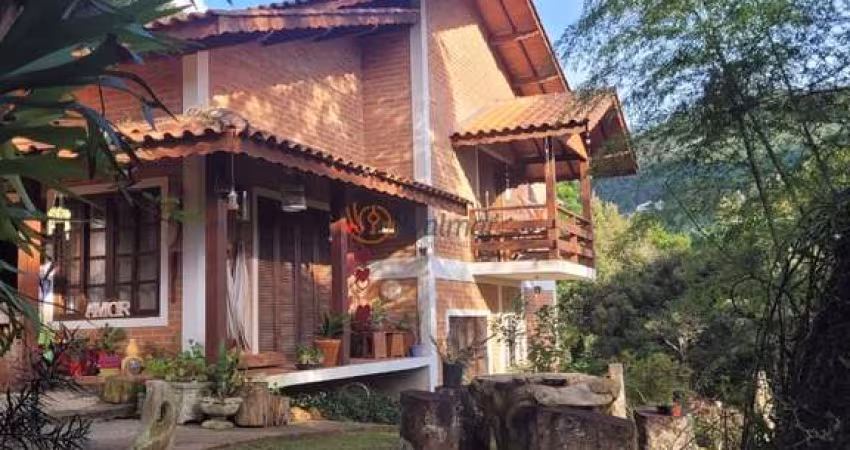 Imperdível: Casa à Venda em Monte Verde-MG, com 4 quartos, 2 suítes, 3 salas e 4 vagas de garagem!