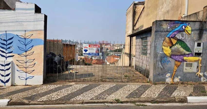 Terreno com leve declive no centro de Bragança Paulista.