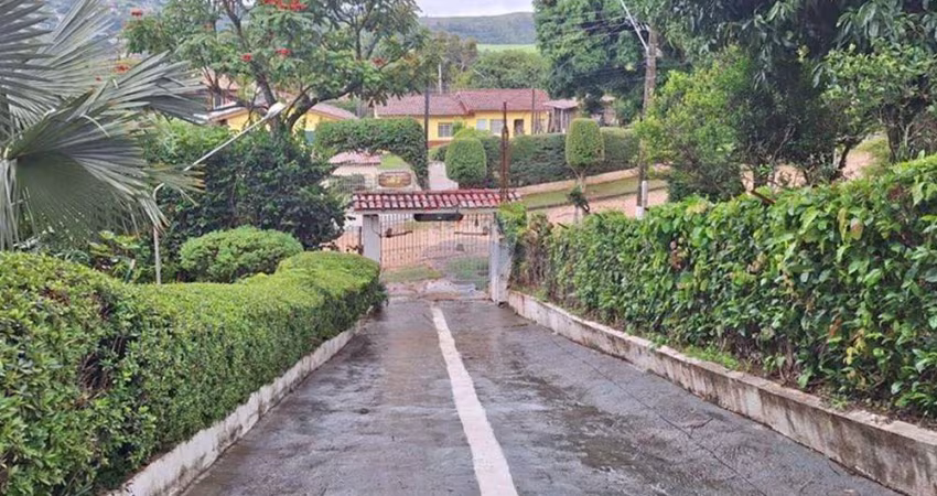 Chácara à venda com 4 dormitórios, piscina e área de lazer completa e linda vista em Serra Negra/SP