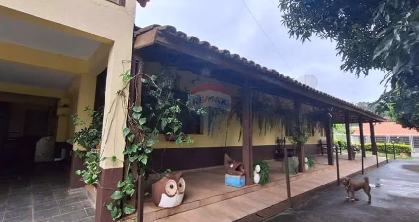 Chácara à venda com 4 dormitórios, piscina e área de lazer completa e linda vista em serra negra/sp