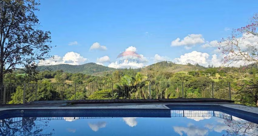 Chácara com piscina à venda em Pinhalzinho, próxima a Pedra Bela e Bragança Paulista