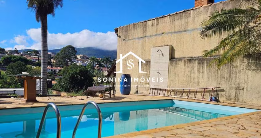 Sobrado com 5 Quartos e 4 banheiros à Venda, 260 m² por R$ 1.800.000