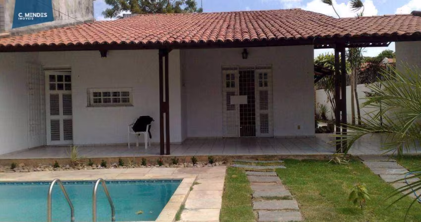 Casa com terreno amplo e excelente localização na José Leon