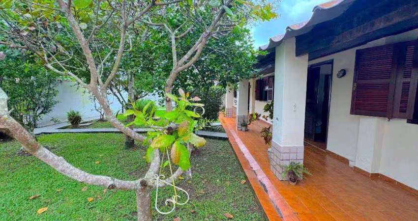 Casa jardim virginia, amplo jardim, piscina e churrasqueira