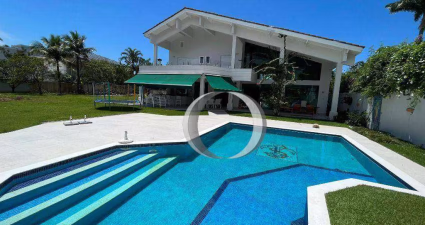 casa em guaruja emm condominio fechado 5 quartos sendo todos suites com area de lazer completo ,frente praça