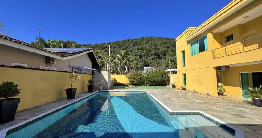 Casa a venda em condominio fechado alto padrão  com 5 quartos (3 suítes), piscina e espaço gourmet