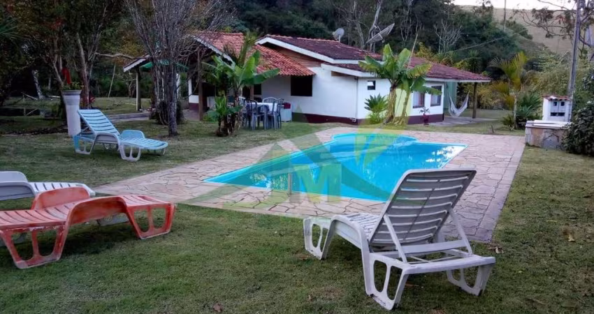 Linda Chácara em Piracaia: 1600m², Piscina, Lago, Poço, e Mais!