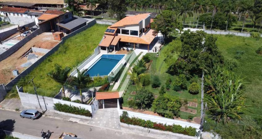 Chácara Recém-Construída com Fino Acabamento em Atibaia