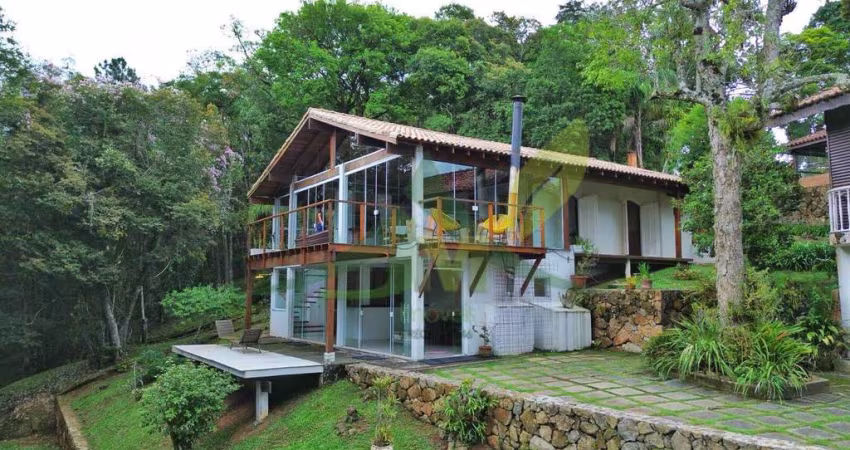 Linda casa de vidro à venda no Clube da Montanha, em Atibaia
