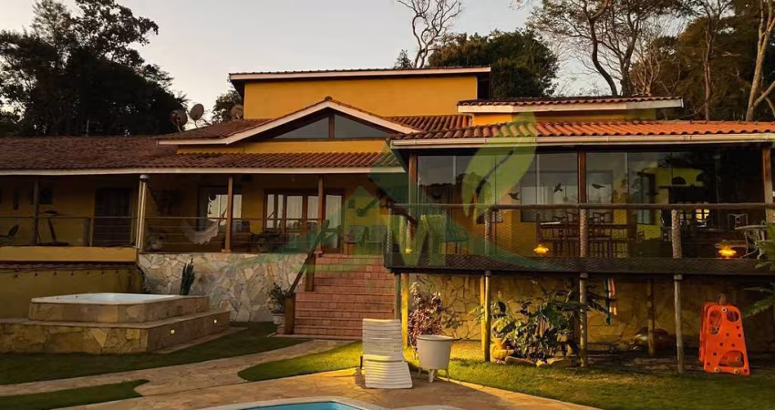 Casa de Alto Padrão à Venda em Condomínio Fechado em Piracaia, SP