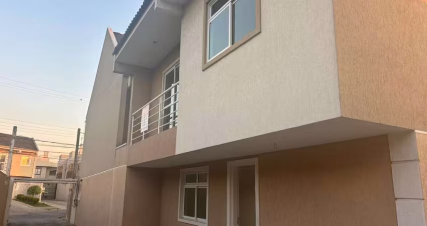 Sobrado Triplex à Venda no Bairro Uberaba - 3 Quartos em Rua Privativa Próxima à Salgado Filho