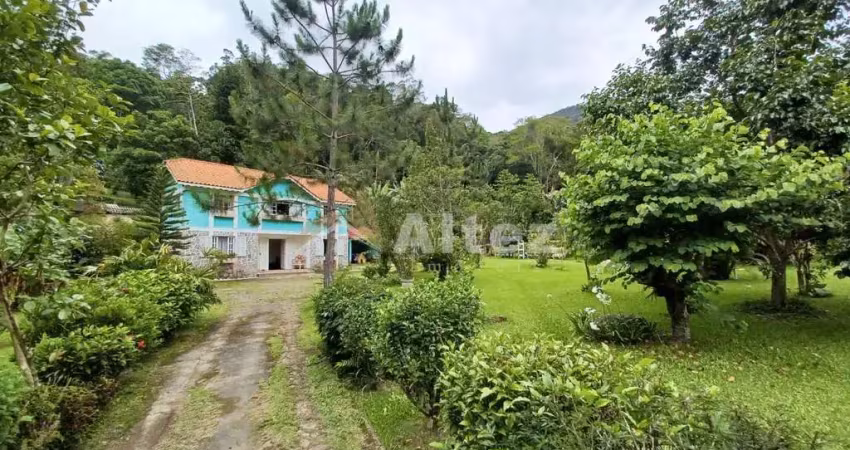 Sítio c/ 3.900 m2, casa 3 quartos, piscina, sauna, lago, nascente, montanhas, teresópolis, rj
