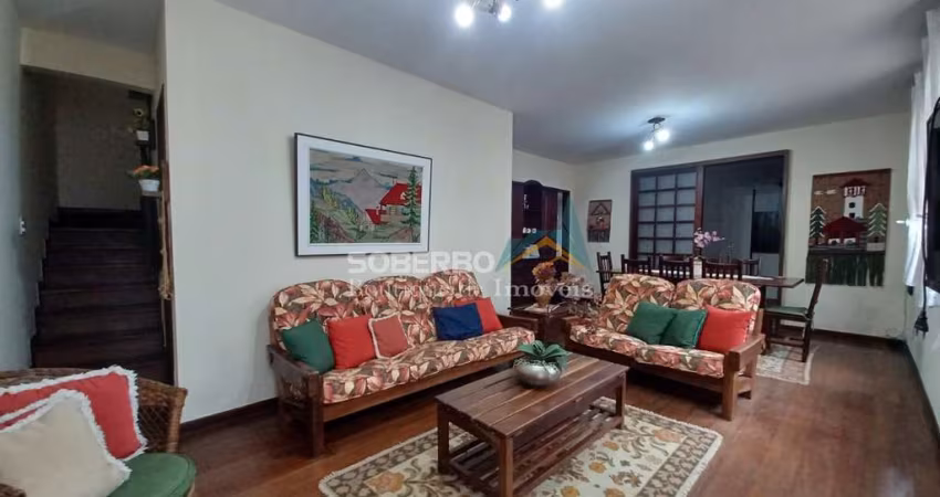 Casa 3 Quartos em Condomínio com Piscina e Lazer, Alto, Teresópolis, RJ