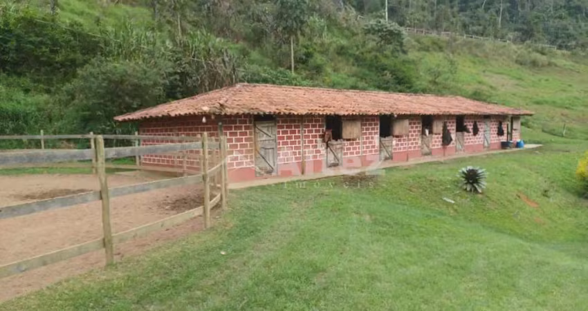 Sítio com 145.000 m2, 2 casas, 5 nascentes, pista, 13 baias, nadador - prates, teresópolis