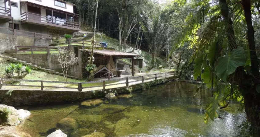 Sítio com cachoeira e piscina natural, 6 suítes, albuquerque, teresópolis, rj