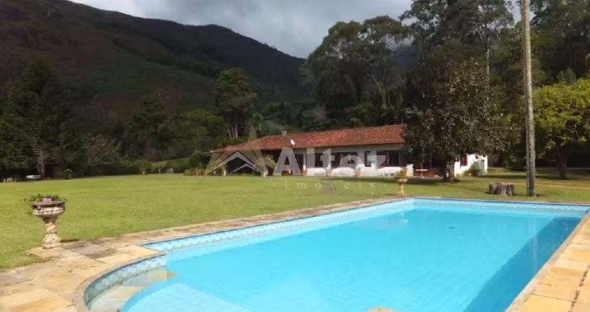 Sítio 25.000 m2, quebra-frascos, casarão c/ 4 quartos, piscina, tênis, riacho