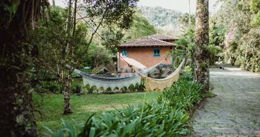 Sítio com cachoeira e piscina natural, 6 suítes, albuquerque, teresópolis, rj