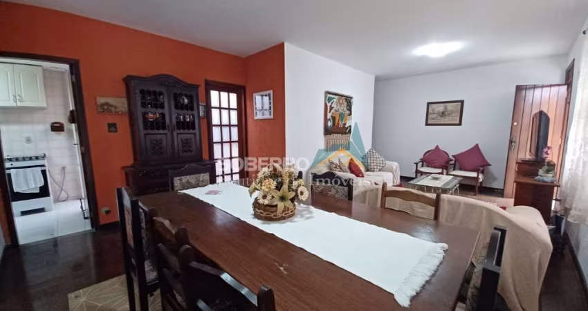 Casa 3 Quartos em Condomínio com Piscina e Lazer, Alto, Teresópolis, RJ