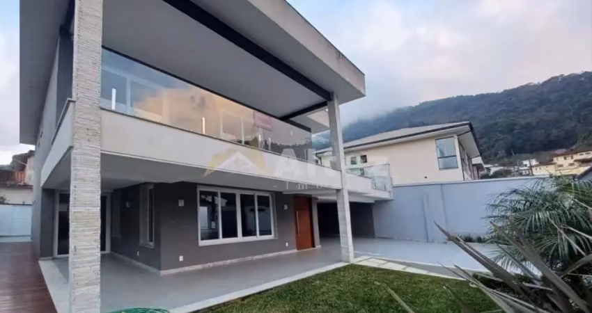 Casa moderna com 4 suítes, quintal plano, carlos guinle, alto, teresópolis, rj