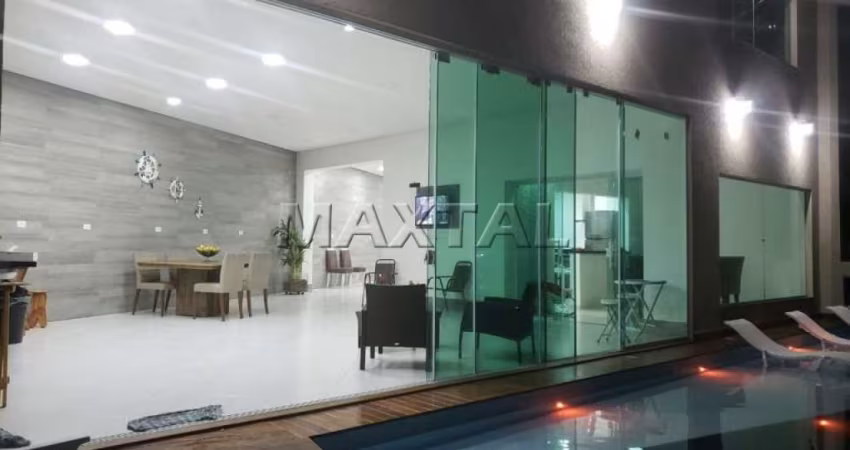 Casa em condomínio fechado, com 3 dormitórios, com 2 suítes, sendo 1 master com hidro e 3 salas