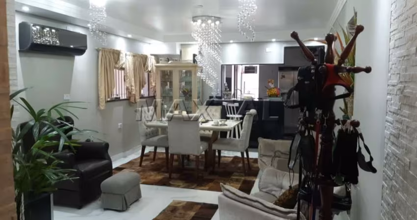 Casa espaçosa à venda com 3 quartos, sendo 1 suíte, e 5 banheiros no total.