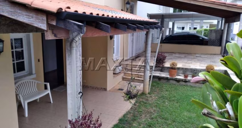 Sobrado de 240m² em condomínio fechado, 3 dormitórios, 2 suítes, 5 banheiros e 5 vagas em Santana.