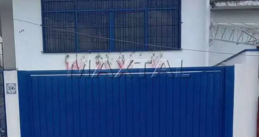 Sobrado com 240 m², 3 dormitórios, e 4 vagas de garagem, sala de estar e 2 banheiros.