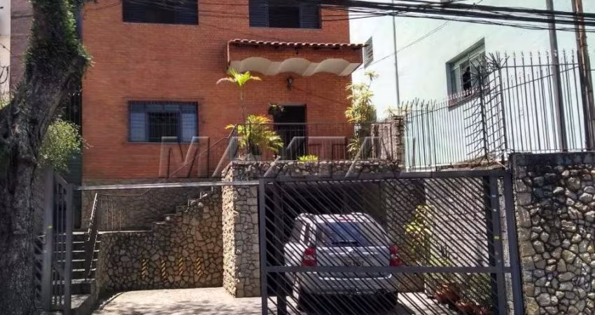 Sobrado à venda no Jardim São Paulo, 3 suítes, cozinha, área de serviço e com 2 vagas.